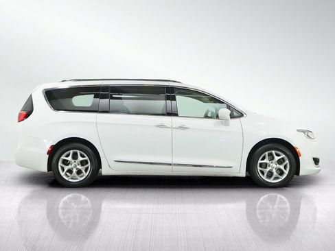 Used 2018 Chrysler Pacifica Touring-L w/ Tire & Wheel Group FWD image 6
