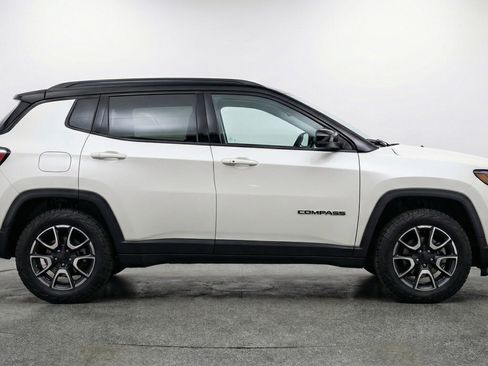 Used 2025 Jeep Compass Trailhawk AWD/4WD image 11