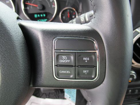 Used 2018 Jeep Wrangler Unlimited Sahara w/ Connectivity Group AWD/4WD image 24