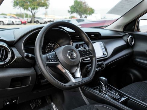 Used 2021 Nissan Kicks SV image 3