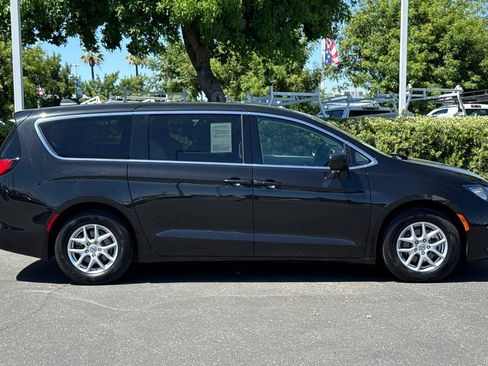 Certified 2022 Chrysler Voyager LX FWD image 3