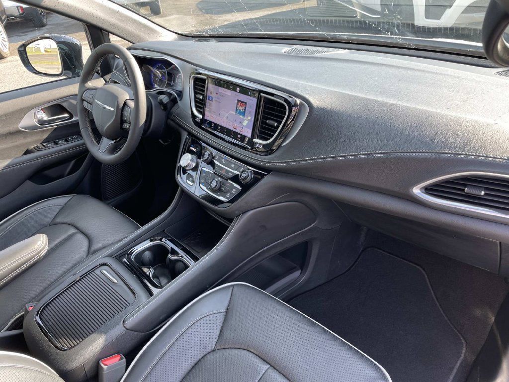 Used 2025 Chrysler Pacifica Limited FWD image 28