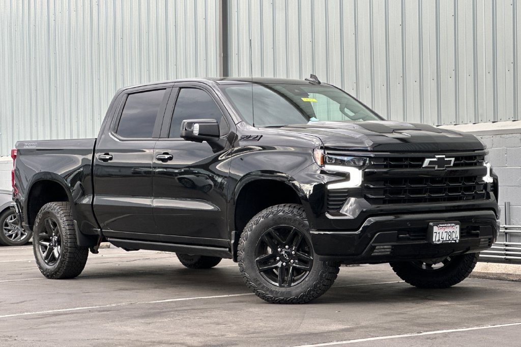 Used 2025 Chevrolet Silverado 1500 LT Trail Boss w/ LT Trail Boss Premium Package AWD/4WD image 2