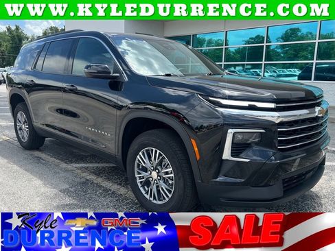Used 2026 Chevrolet Traverse LT FWD image 1