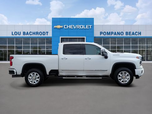 Used 2024 Chevrolet Silverado 2500 High Country w/ High Country Premium Package AWD/4WD image 2