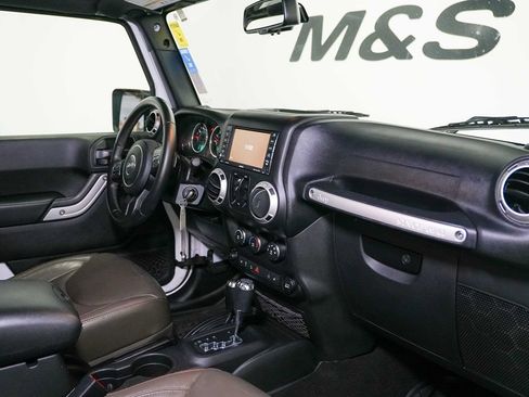 Used 2017 Jeep Wrangler Unlimited Sahara w/ Connectivity Group AWD/4WD image 26