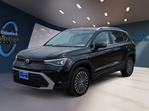 New 2026 Volkswagen Taos SE FWD image 8