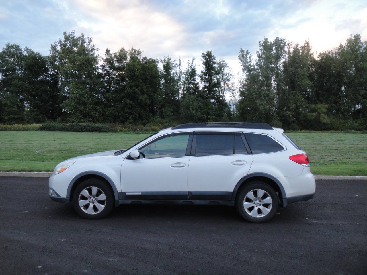 Used 2012 Subaru Outback 2.5i Limited w/ Moonroof Pkg AWD/4WD image 5