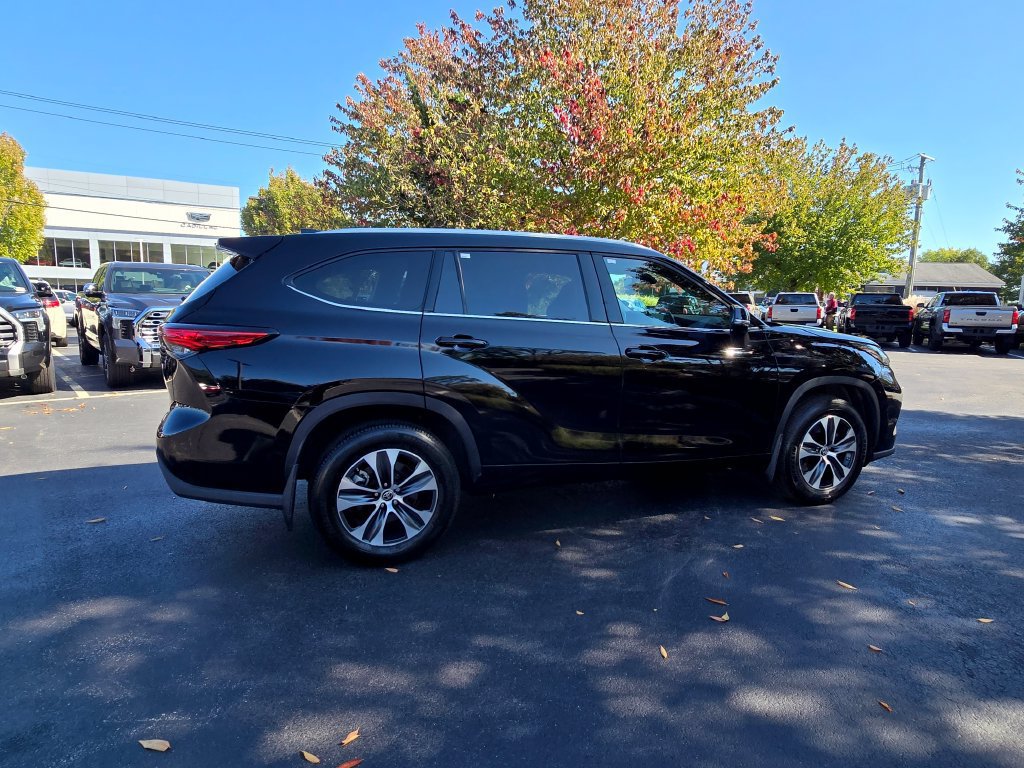 Used 2022 Toyota Highlander XLE AWD/4WD image 8