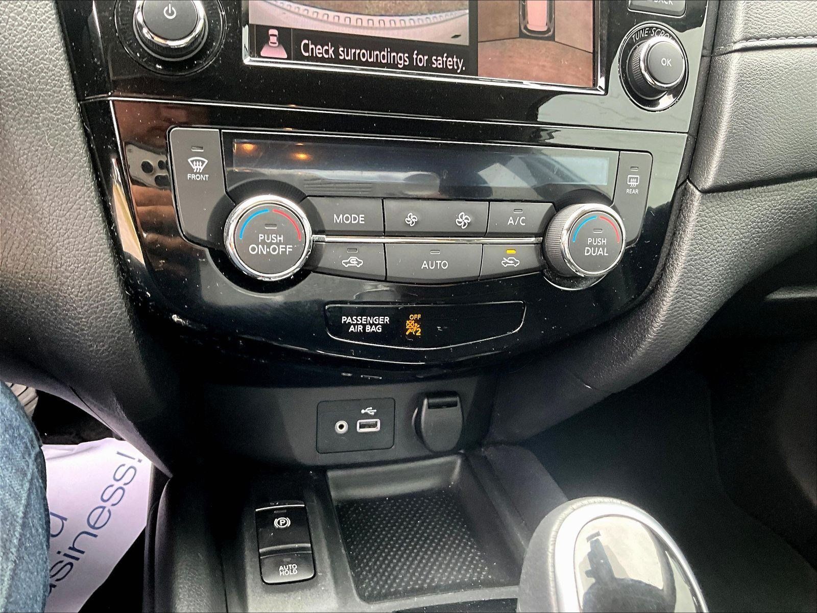 Used 2019 Nissan Rogue SV w/ Premium Package FWD image 17
