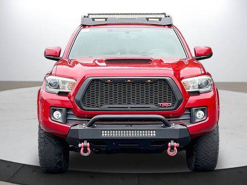Used 2017 Toyota Tacoma TRD Off-Road AWD/4WD image 3