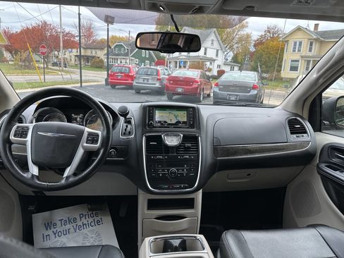 Used 2016 Chrysler Town & Country Touring w/ Driver Convenience Group image 16