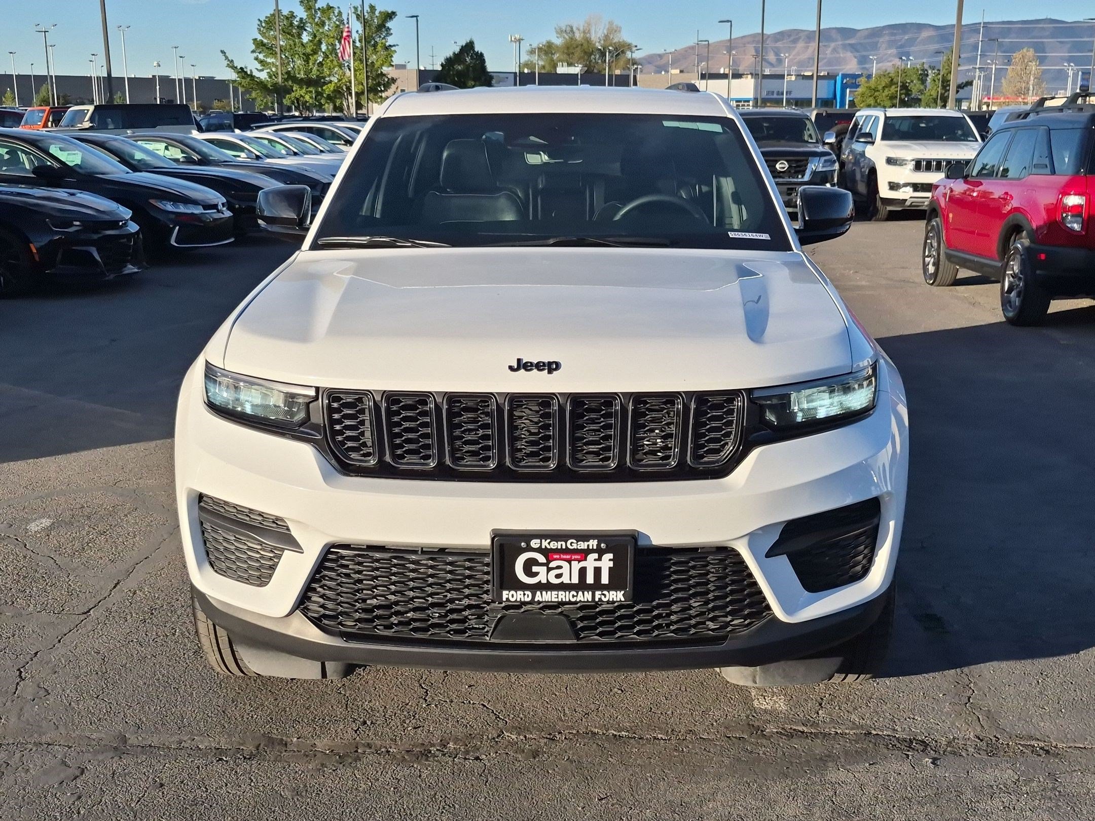 Used 2025 Jeep Grand Cherokee Altitude AWD/4WD image 12