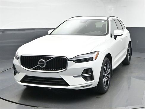 Used 2023 Volvo XC60 B5 Core w/ Climate Package image 3
