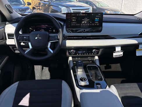 New 2025 Mitsubishi Outlander SE image 8