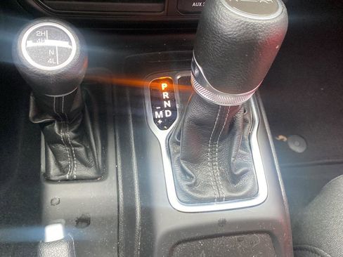 Certified 2024 Jeep Gladiator Sport image 17