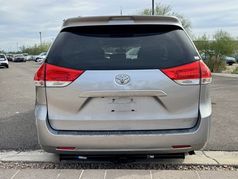 Used 2013 Toyota Sienna XLE image 4