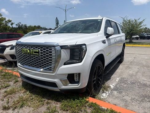 Used 2023 GMC Yukon XL Denali AWD/4WD image 3