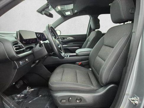 Used 2024 Chevrolet Traverse LT FWD image 16