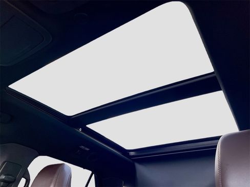 Used 2020 Ford Explorer Platinum w/ Premium Technology Package image 21