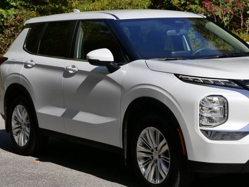 Used 2024 Mitsubishi Outlander ES image 33