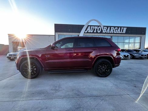 Used 2019 Jeep Grand Cherokee Altitude image 2