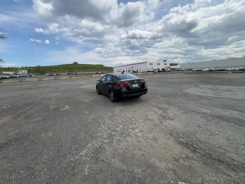 Used 2025 Nissan Versa SV FWD image 16