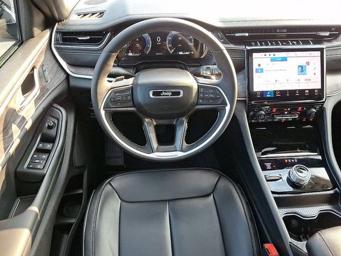 Certified 2024 Jeep Grand Cherokee L Limited AWD/4WD image 13