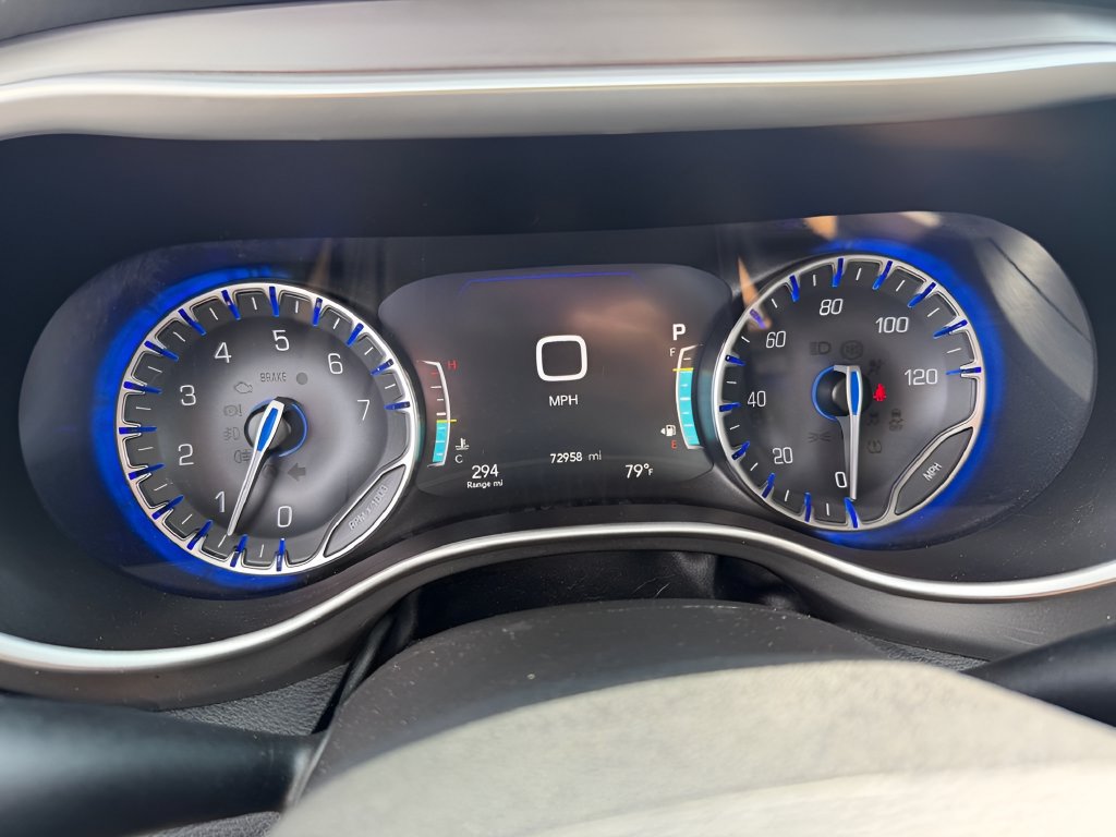 Used 2023 Chrysler Pacifica Touring-L FWD image 21