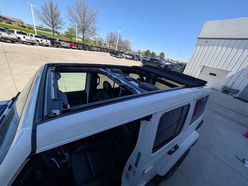 Used 2023 Jeep Wrangler Unlimited Sahara AWD/4WD image 4