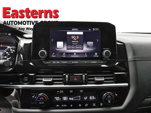 Used 2025 Nissan Pathfinder SV FWD image 12