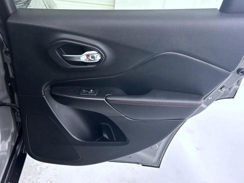 Used 2019 Jeep Cherokee Trailhawk w/ Comfort/Convenience Group image 17