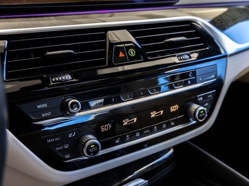 Used 2023 BMW 530i w/ Premium Package image 18