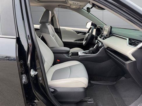 Used 2022 Toyota RAV4 XLE Premium image 7