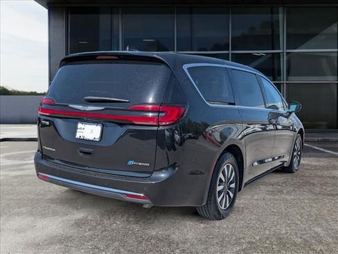 Used 2023 Chrysler Pacifica Touring-L FWD image 7