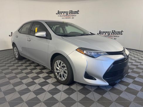 Used 2017 Toyota Corolla LE FWD image 6