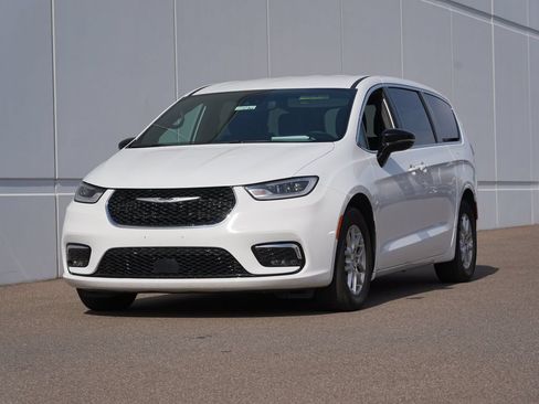 Used 2025 Chrysler Pacifica Select FWD image 7
