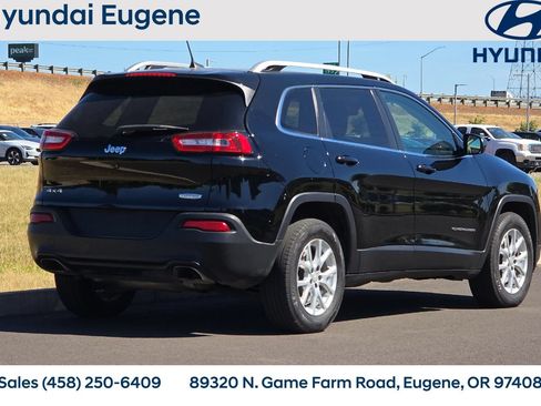 Used 2018 Jeep Cherokee Latitude w/ Cold Weather Group AWD/4WD image 3