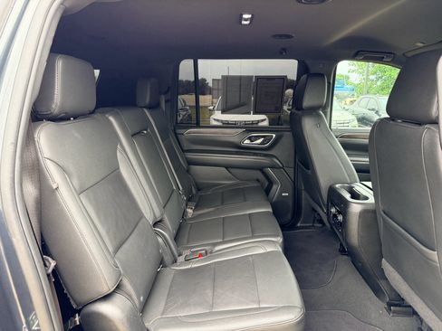 Used 2022 Chevrolet Suburban LT RWD image 25