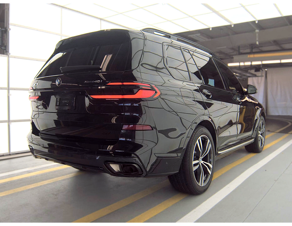 Used 2024 BMW X7 xDrive40i w/ M Sport Package AWD/4WD image 4