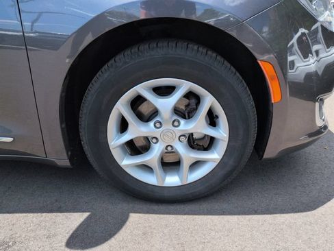 Used 2018 Chrysler Pacifica Touring-L Plus w/ Tire & Wheel Group FWD image 13