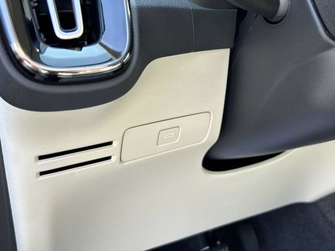 Certified 2025 Volvo XC40 B5 Plus AWD/4WD image 17