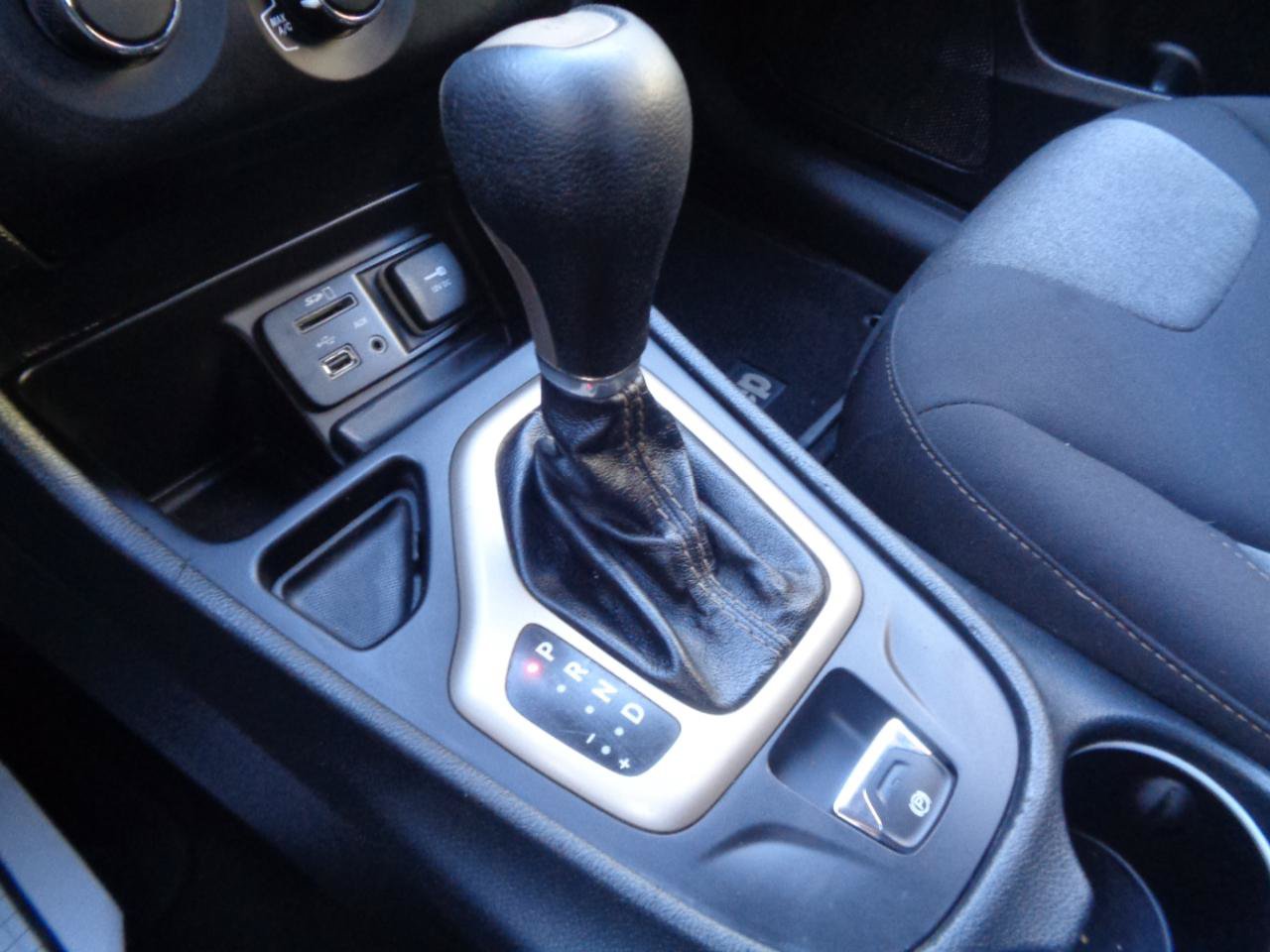 Used 2015 Jeep Cherokee Sport FWD image 34