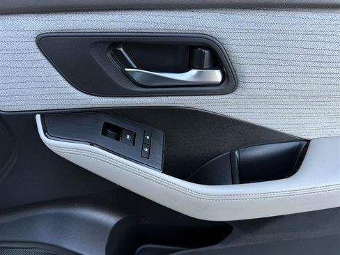 Used 2023 Nissan Rogue SV image 15