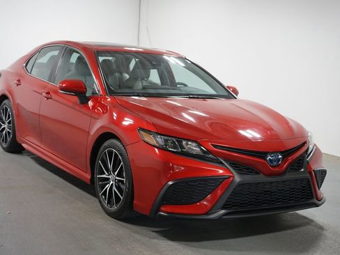 Used 2023 Toyota Camry SE w/ Audio Upgrade Package FWD image 3