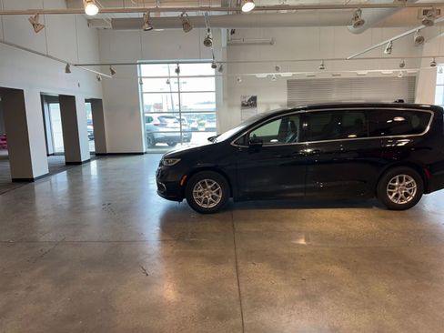 Used 2024 Chrysler Pacifica Touring-L image 9