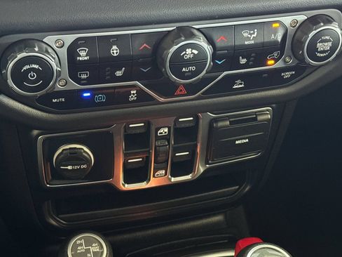 Used 2025 Jeep Wrangler Unlimited Sahara AWD/4WD image 20