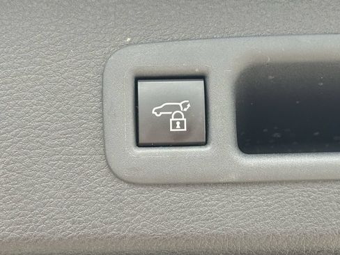 Used 2025 Toyota Sienna XLE w/ XLE Plus Package FWD image 32