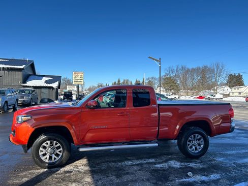 Used 2016 Toyota Tacoma SR5 image 2