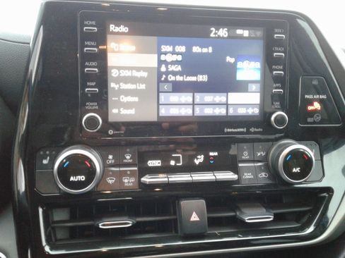 Used 2021 Toyota Highlander XLE image 19